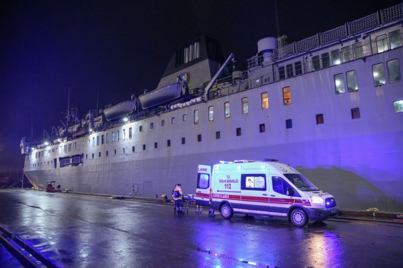 Hatay'da depremde yaralananlar TCG İskenderun gemisine alınıyor