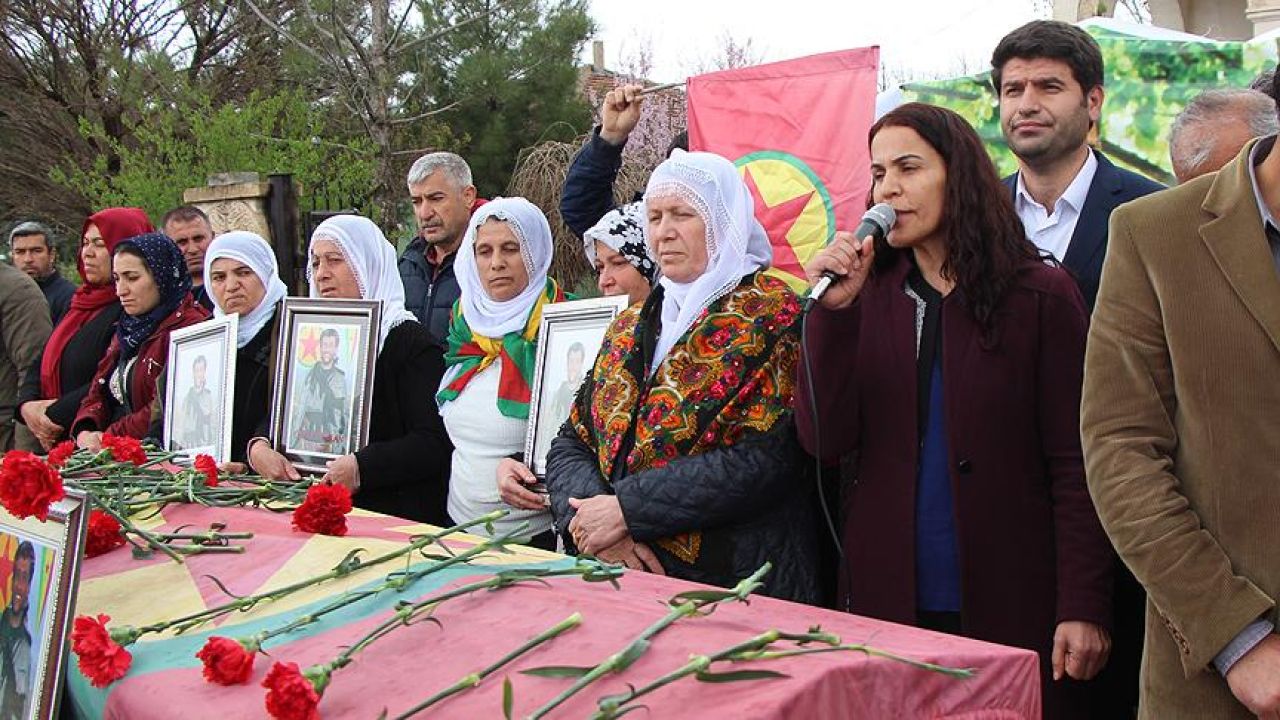 HDP’li milletvekilleri terörist cenazesinde