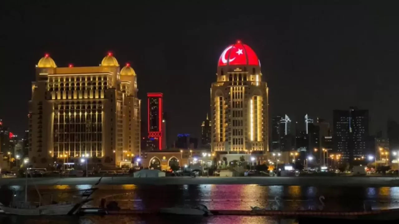 Kardeş ülkeden dayanışma mesajı! Sembol binaları Türk bayrağıyla donattılar