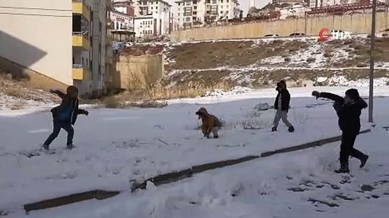 Kar keyfi faciayla sonuçlandı! Otomobilin altına böyle girdiler