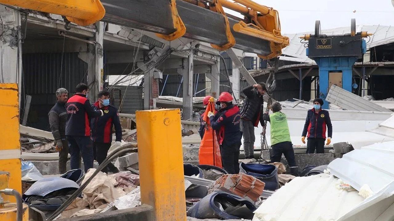 Kahramanmaraş'ta depremde hasar gören fabrika çöktü: 1 ölü