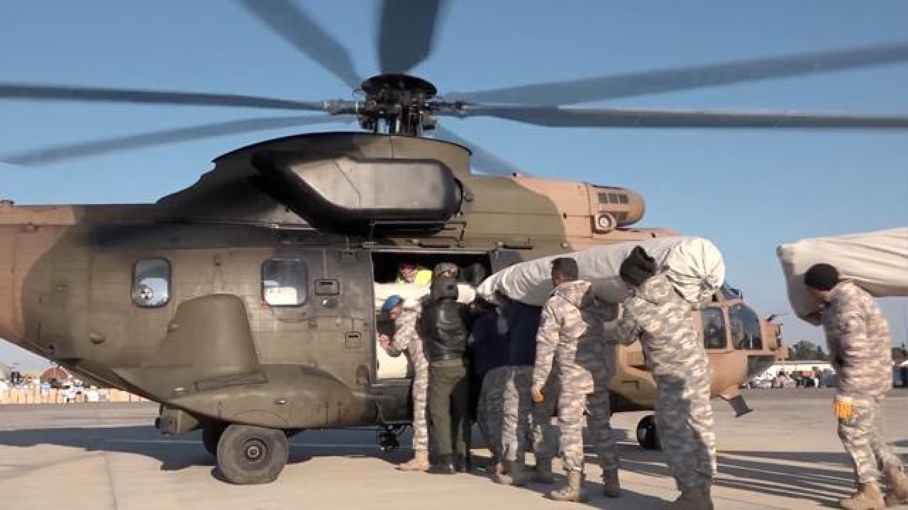 Mehmetçik, helikopterle köylere çadır ulaştırdı