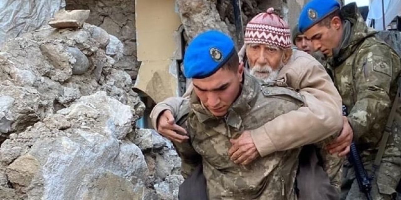 Milyonları gözyaşına boğan fotoğraf! Mehmetçik sahada değil diyenler utansın