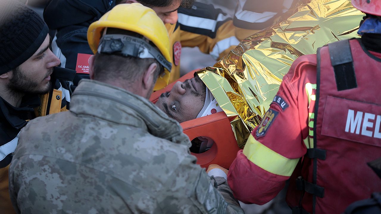 Enkazdan 149'uncu saatte çıkarılan depremzedenin ilk isteği turşu oldu