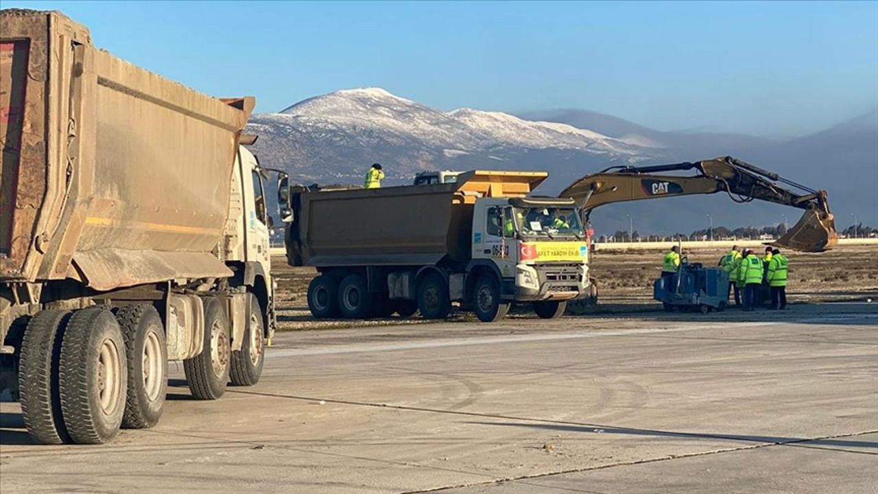 İGA ekipleri depremde hasar gören Hatay Havalimanı'nı onarmaya başladı