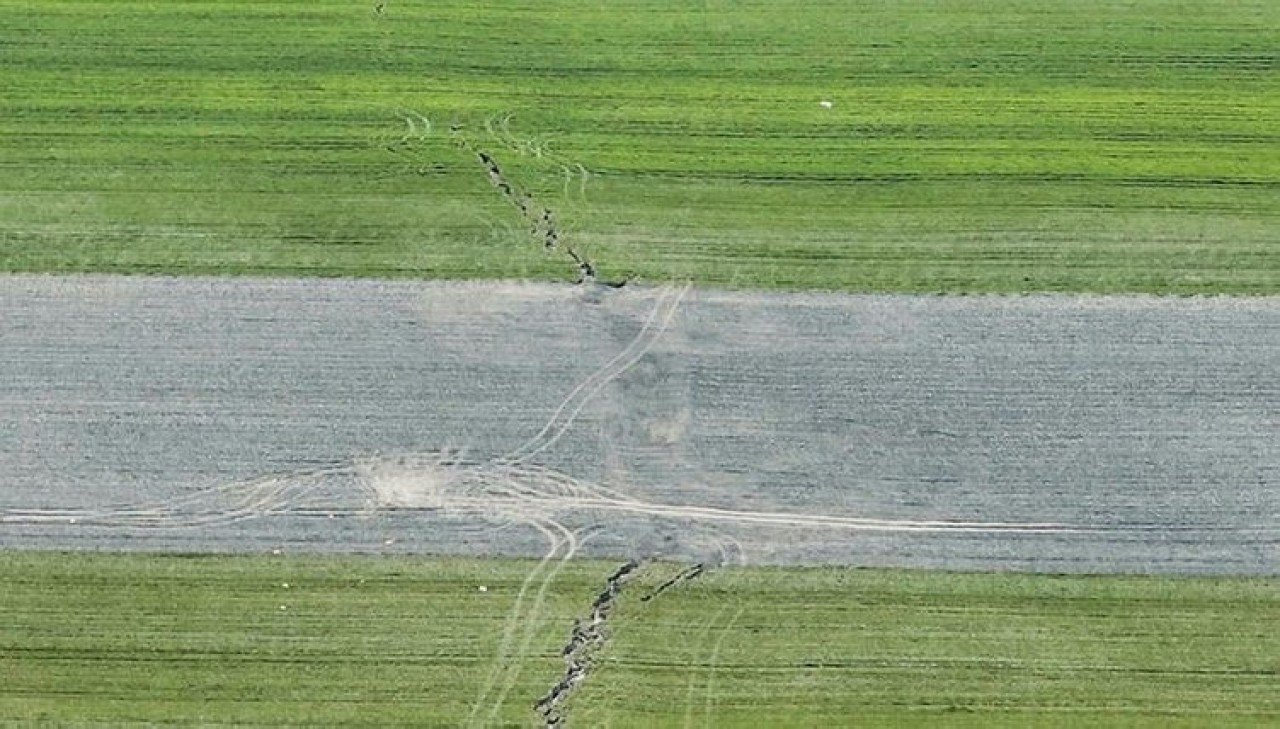 Depremin büyüklüğünü fay hattının kırıklığı gözler önüne serdi: Deprem sonrası bataklık gölü oluştu 8