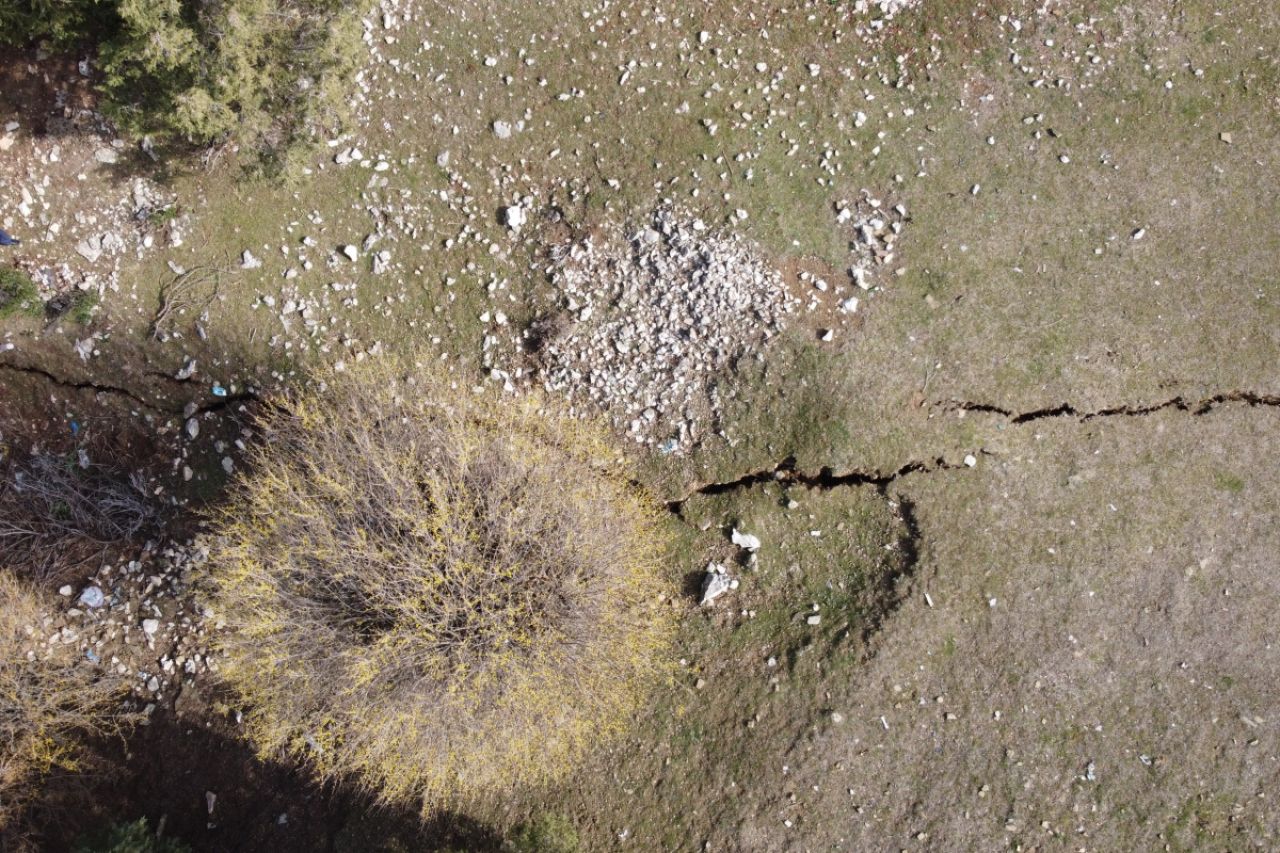 Kar, eridi 300 metrelik fay kırığı ortaya çıktı