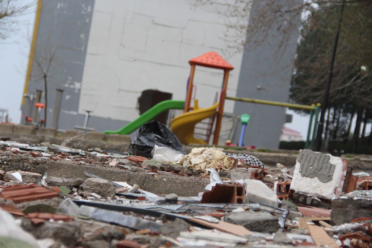 Deprem sonrası parklar çocuksuz, binalar insansız kaldı