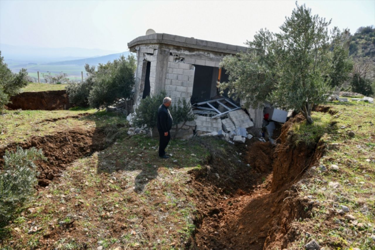 Depremde 2,5 metre toprağa gömüldü... Görenler gözlerine inanamadı