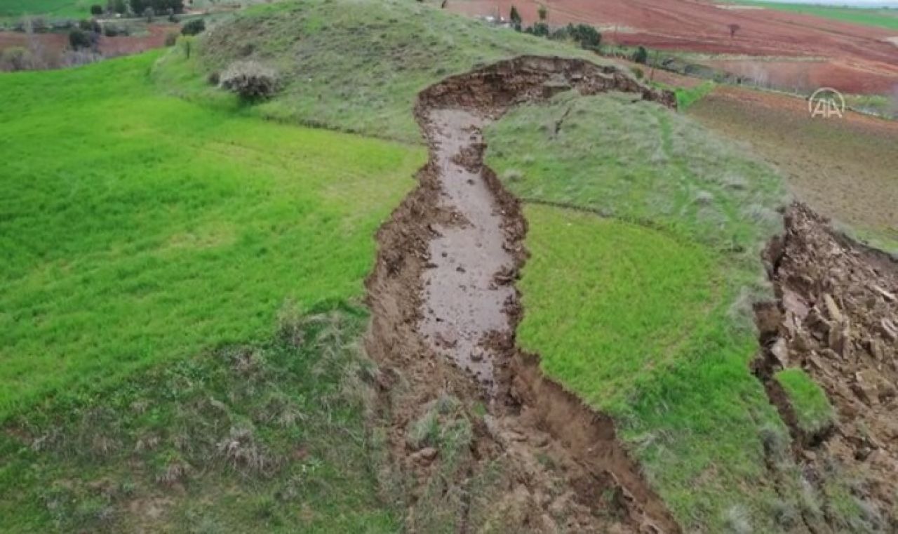 Adıyaman'da depremin ikiye böldüğü alan görenleri şoke etti!