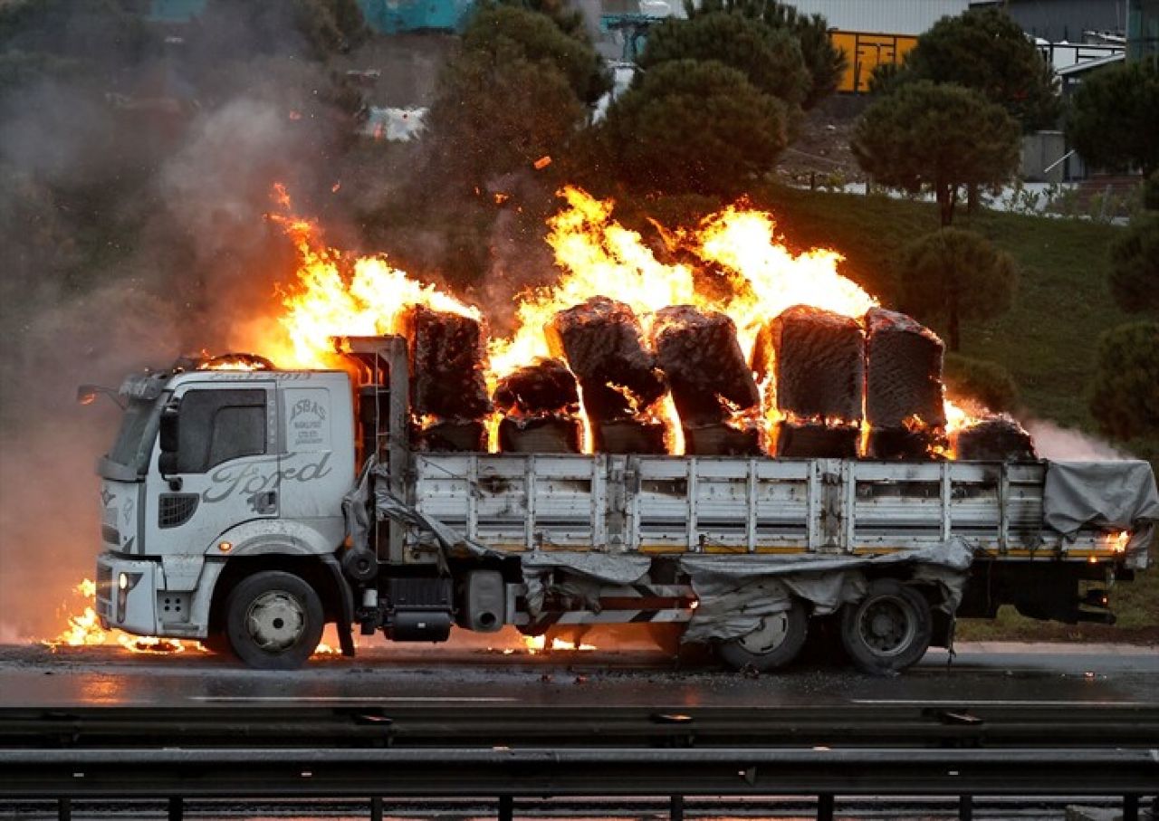 Arnavutköy'de seyir halindeki kamyon yandı