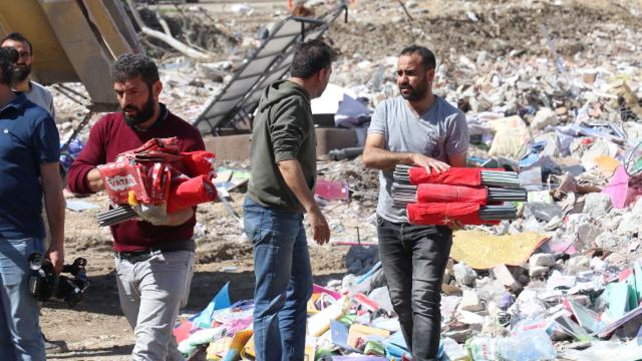 Hataylı esnaf Türk bayrağnı çıkarmak için enkaza geldi