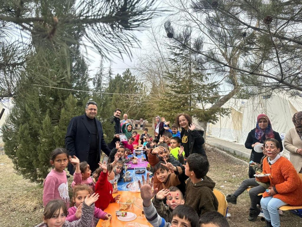 MHP Mersin İl Teşkilatından Anne Keki : Çocuk gülerse dünya güler!