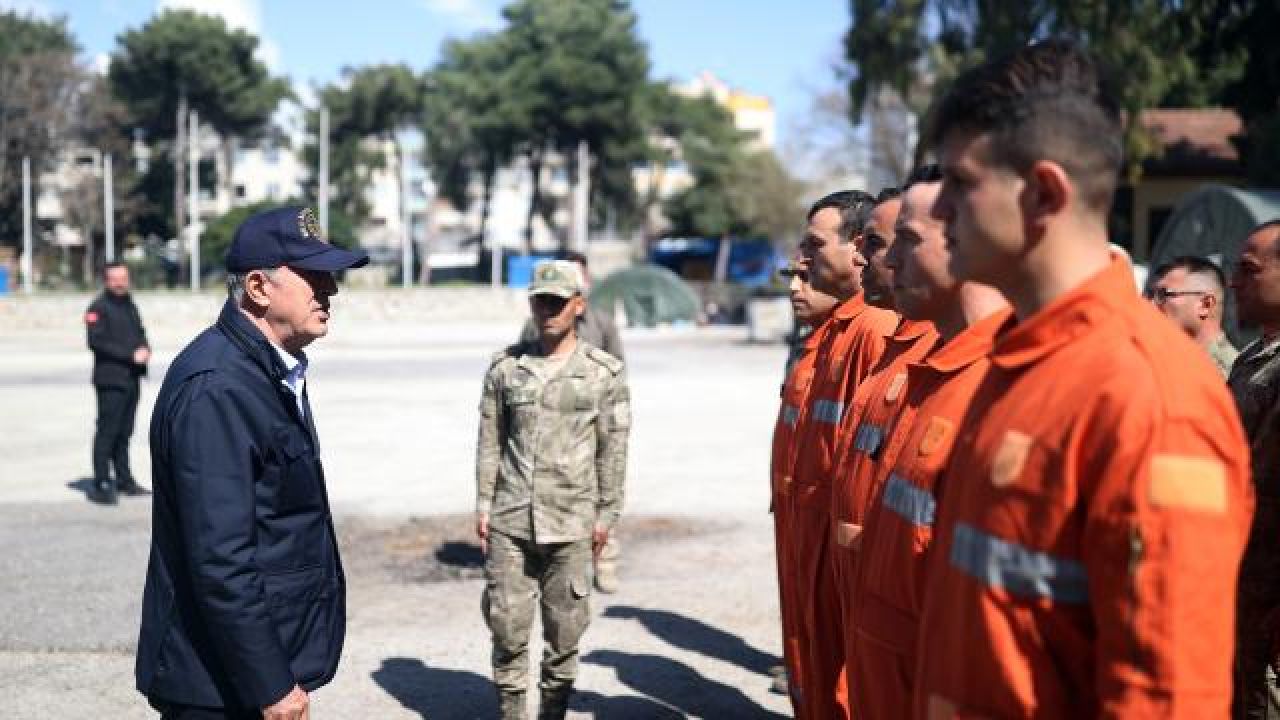 Bakan Akar, depremin etkilediği Antakya'da çalışmaları inceledi