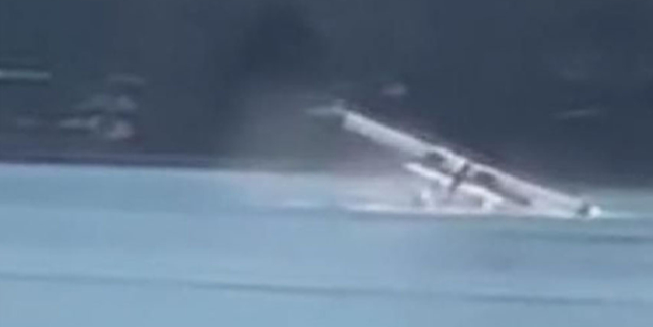 İki uçak göl üzerinde çarpıştı: 4 ölü!