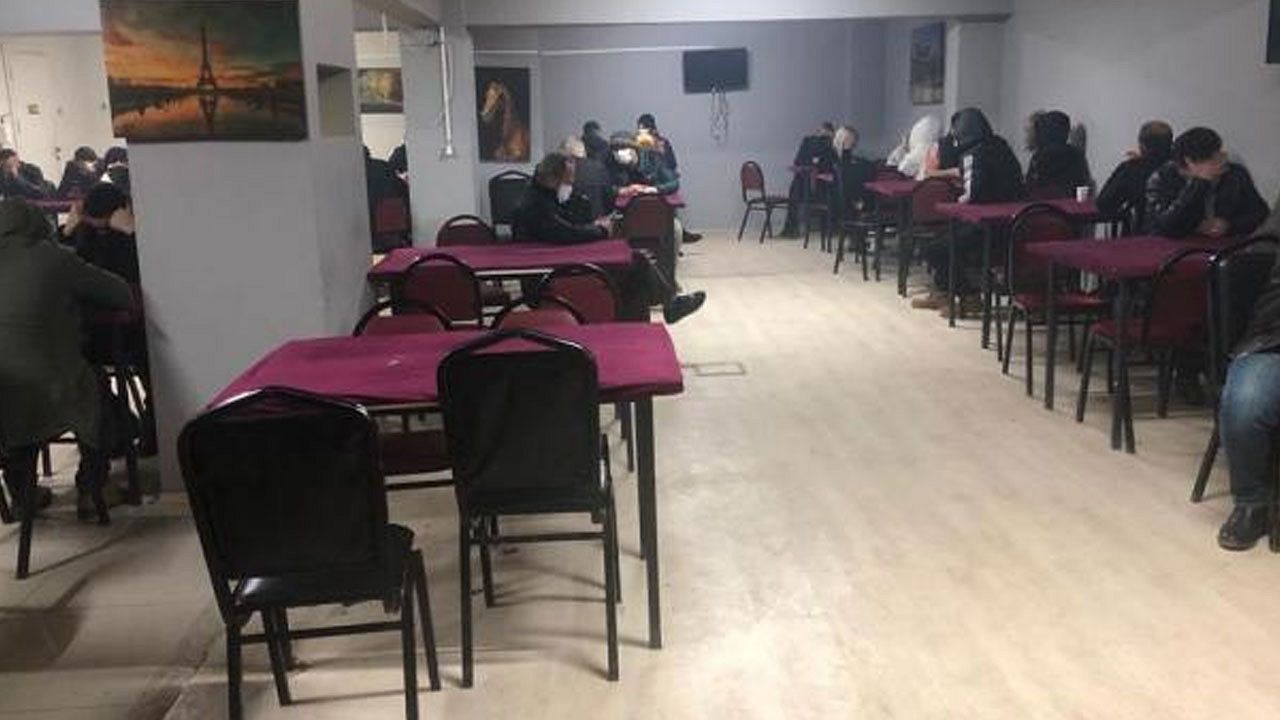 İzmir'de kumar oynarken yakalanan 113 kişiye para cezası