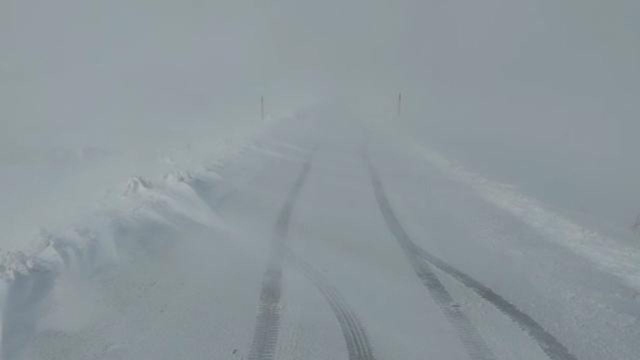 Kağızman-Ağrı kara yolu yoğun kar nedeniyle ulaşıma kapandı