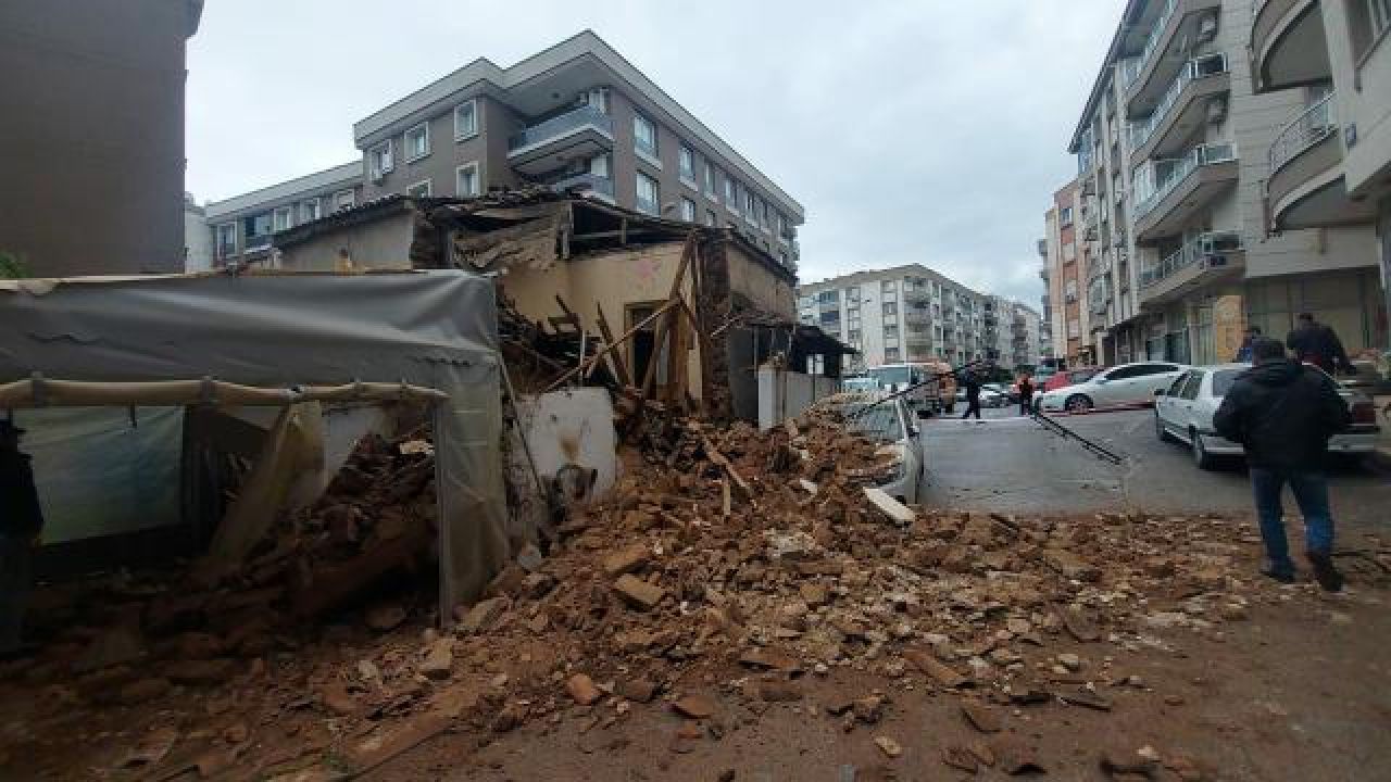 İzmir'de metruk bina park halindeki aracın üzerine çöktü