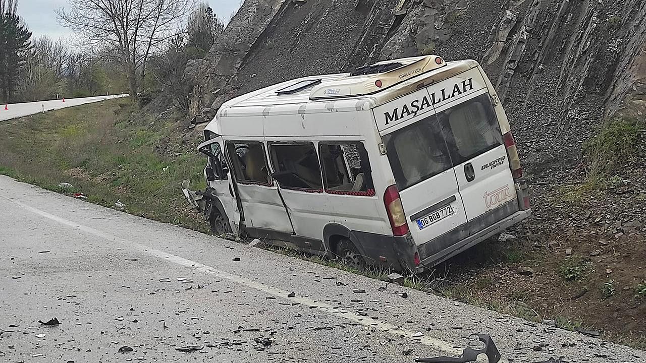 Ankara'da feci kaza: 2 ölü, 17 yaralı