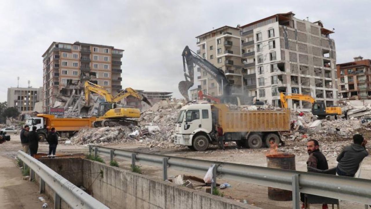 Kahramanmaraş'ta enkaz kaldırma çalışmaları devam ediyor