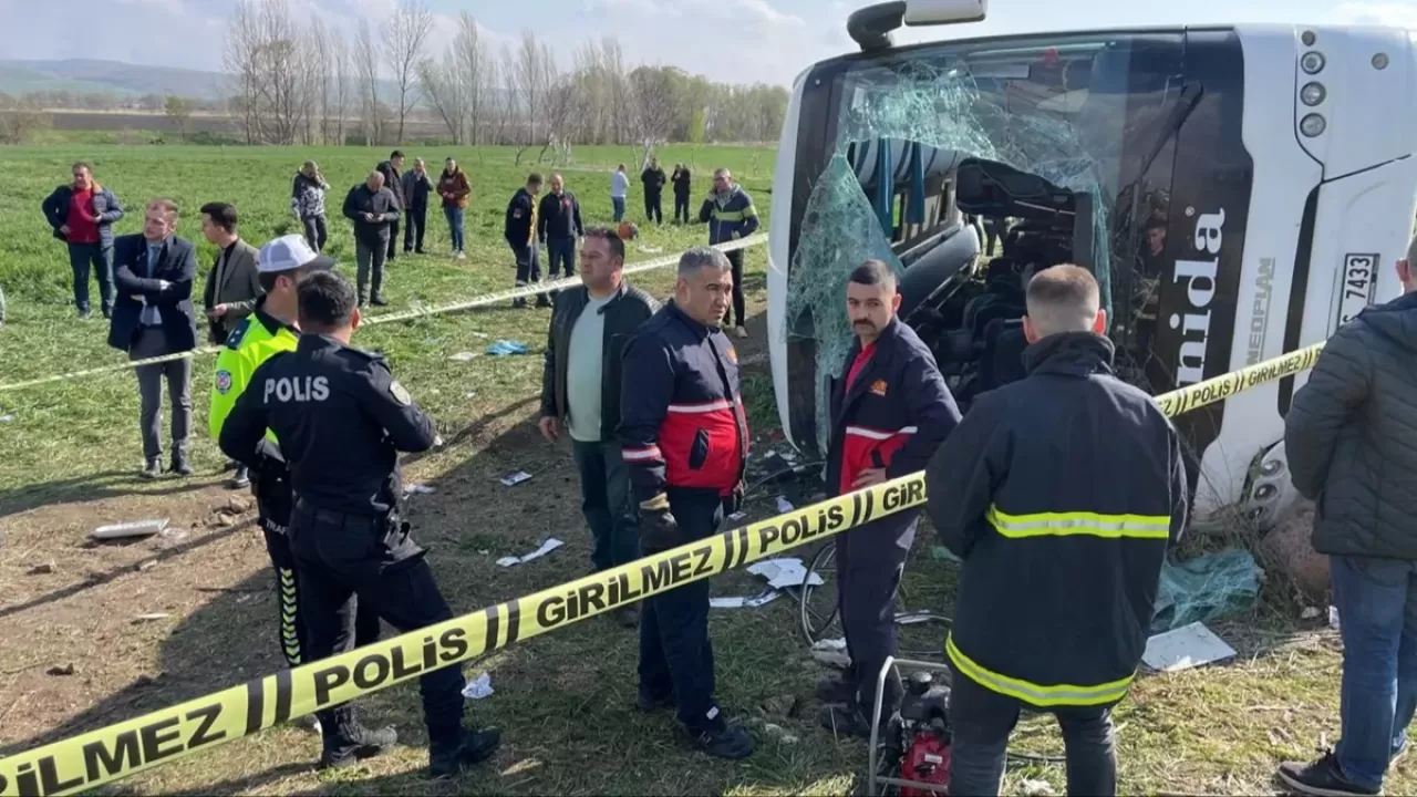 Eskişehir'de işçi servisi devrildi: Çok sayıda ölü ve yaralı var