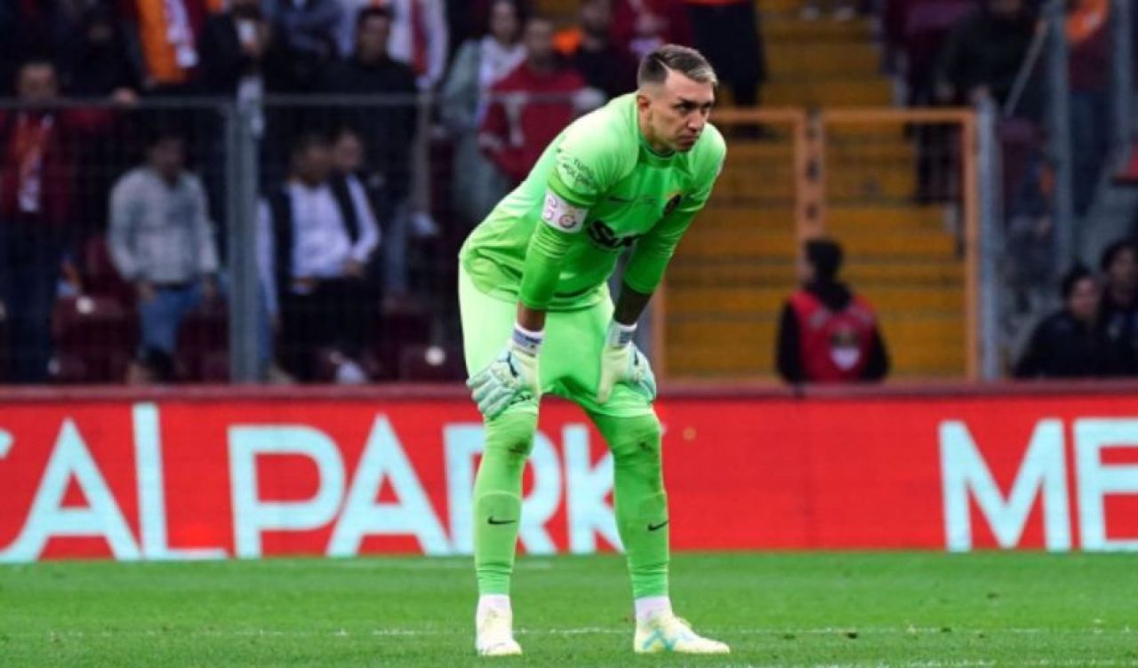 Okan Buruk'a dedikleri ortaya çıktı! Muslera soyunma odasında...