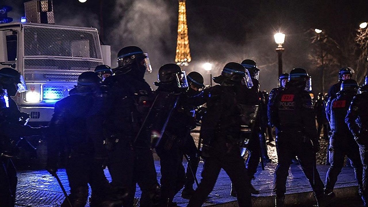 Irkçı Fransız polisleri ifşa eden Afrikalı yeniden gözaltına alındı