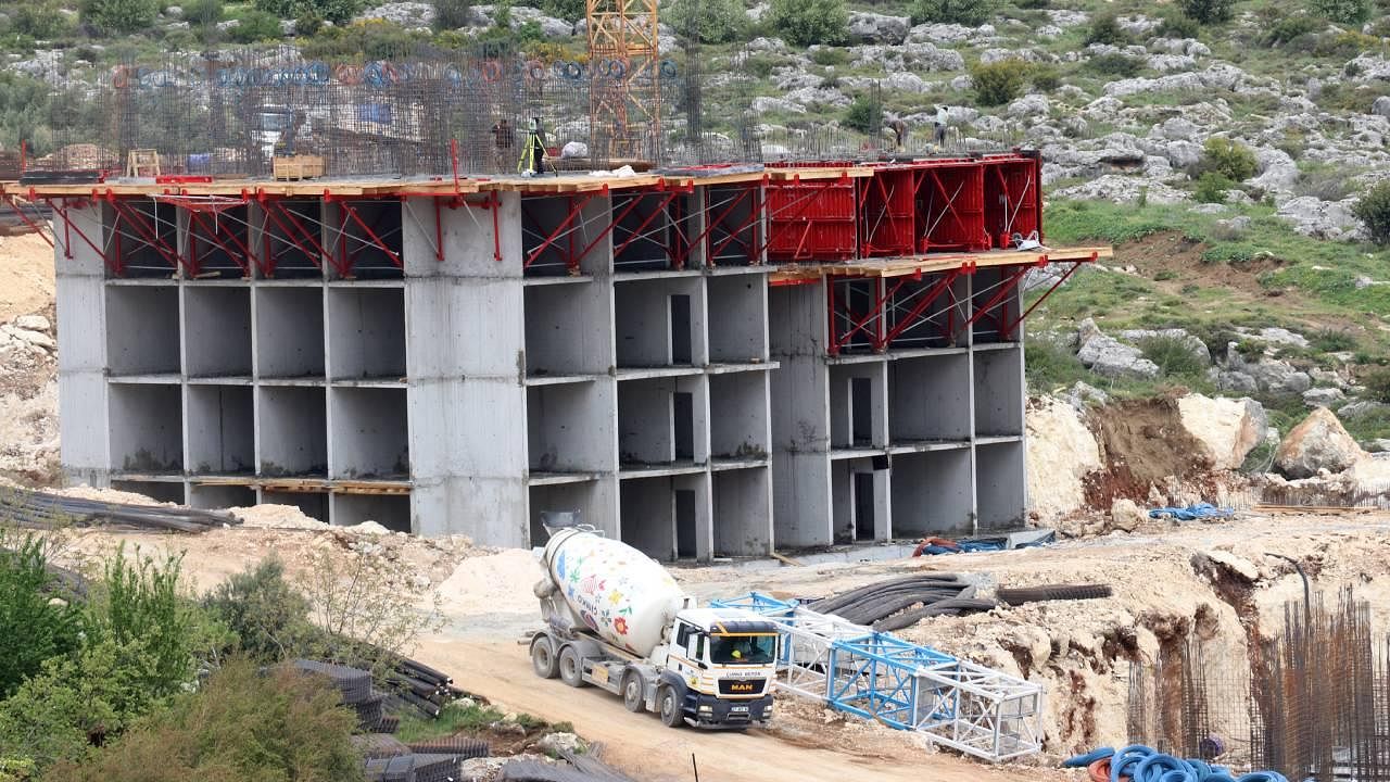 Hatay'da temeli atılan kalıcı konutların inşaatı yükselmeye başladı