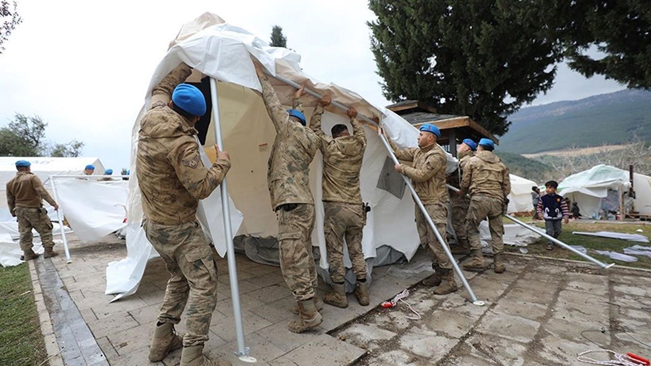 Komandolar deprem bölgesinde yaraları sarıyor