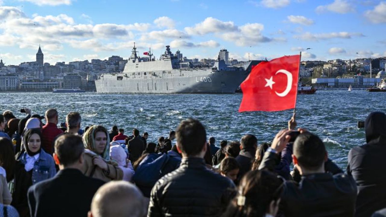 TCG Anadolu, İstanbul Boğazı'ndaki geçişini tamamlayıp Sarayburnu'na döndü