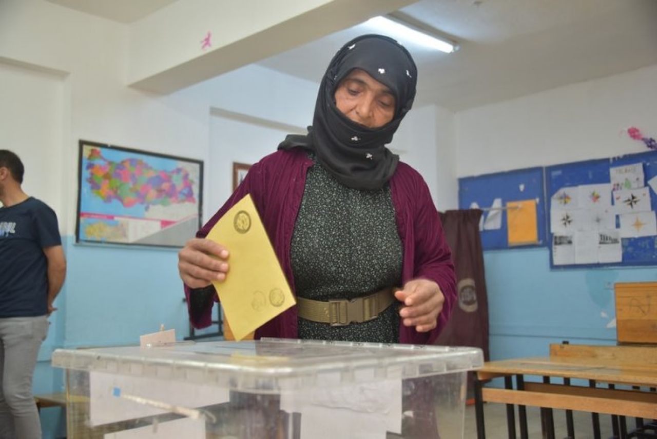 Deprem bölgesinde seçim manzaraları! Vatandaşlar sandık başına akın etti