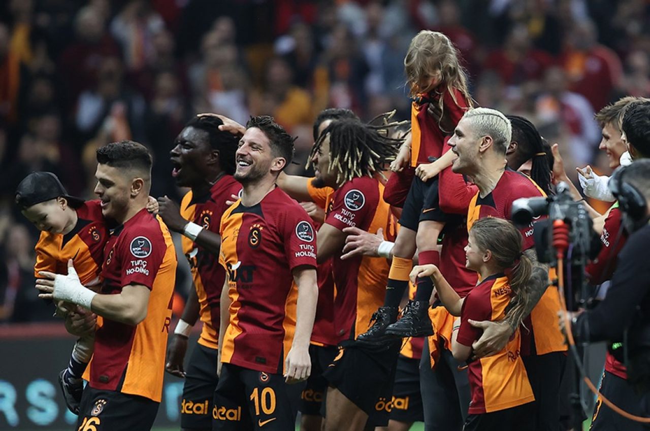 Galatasaray, geçen sezonun izlerini sildi