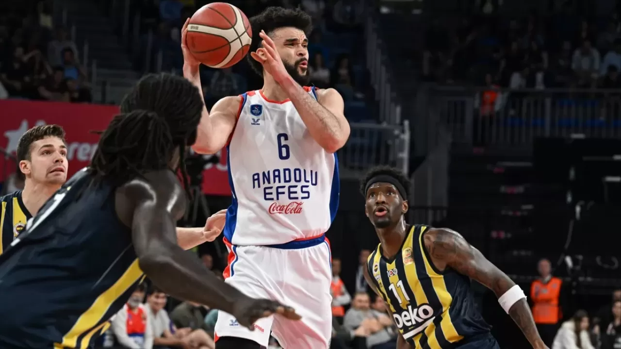 Anadolu Efes erteleme maçında Fenerbahçe Beko'yu mağlup etti