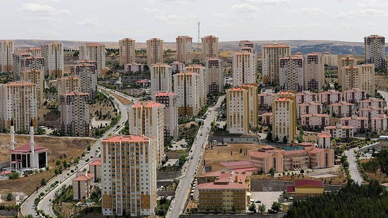 Aidat borçlarını apartmana asmak suç mu?