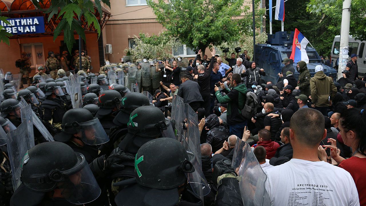 Kosova'nın kuzeyinde gerginlik! Sırplarla NATO güçleri arasında arbede