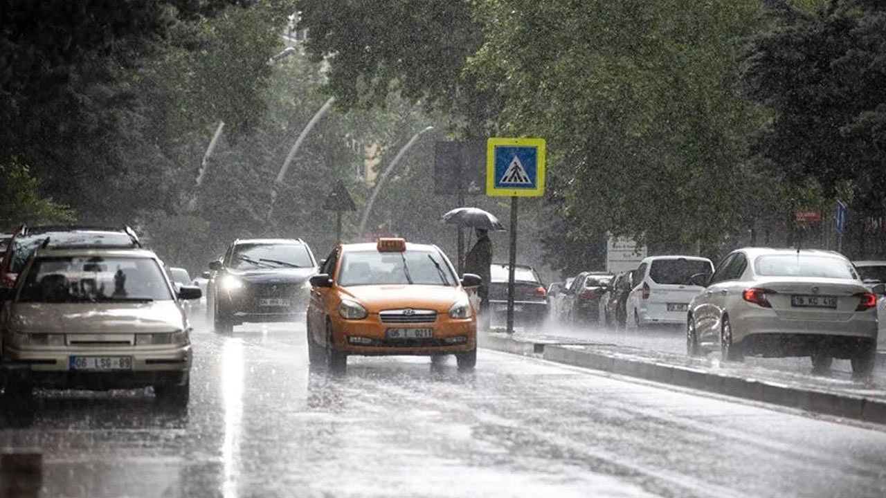 Meteoroloji 17 kenti saat verip uyardı: Kuvvetli sağanak geliyor