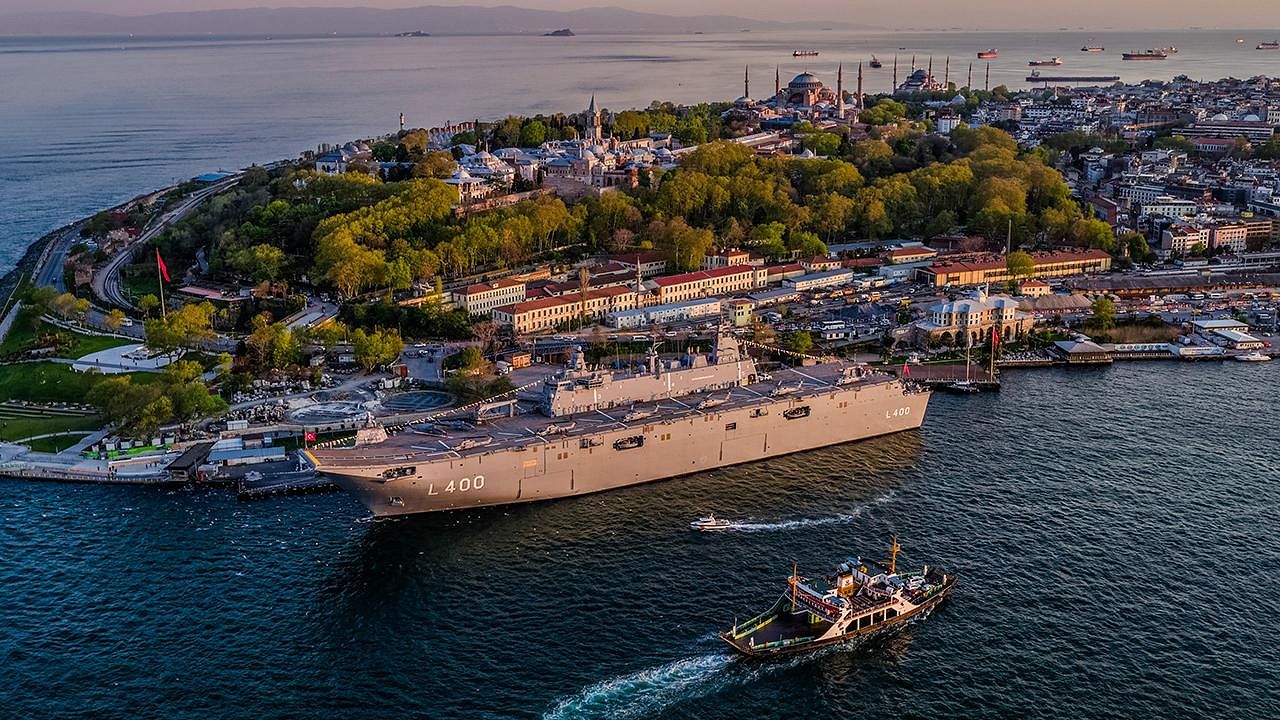 İstanbul'dan demir alan TCG Anadolu, İzmir'e doğru yola çıktı