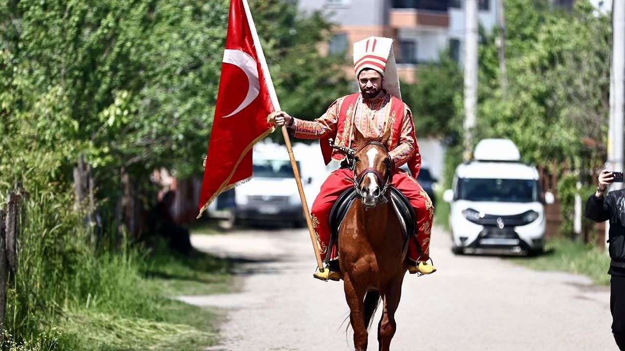 Türkiye'nin seçiminden ilginç kareler! Yeniçeri kıyafeti giyip, atı ile oy kullanmaya gitti