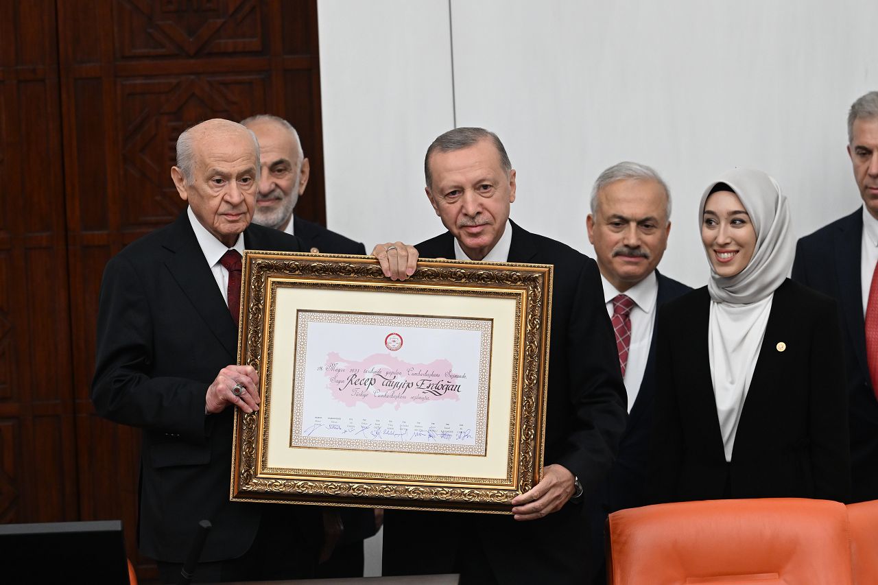 Cumhurbaşkanı Erdoğan mazbatasını MHP lideri Devlet Bahçeli'den aldı