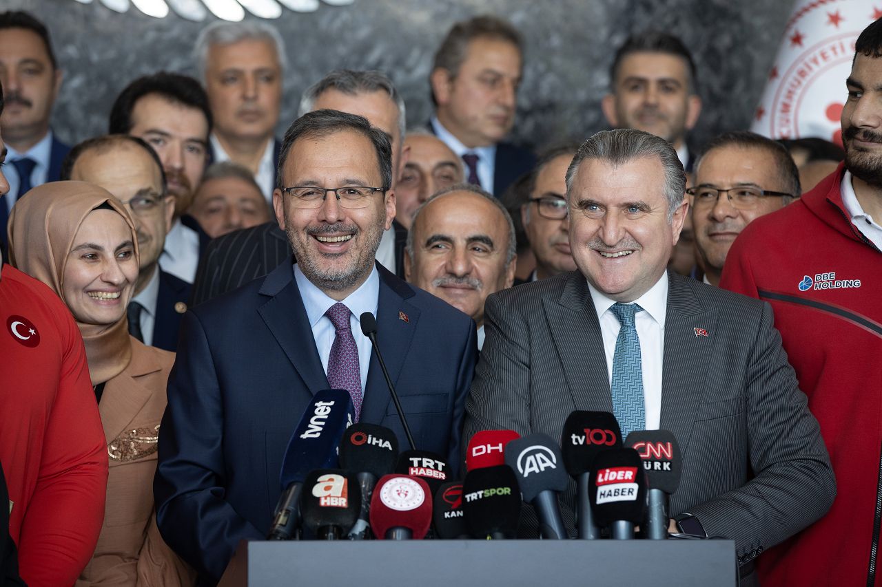 Osman Aşkın Bak yeni bakanlık görevini teslim aldı: Bir abi kardeş gibi çalıştık