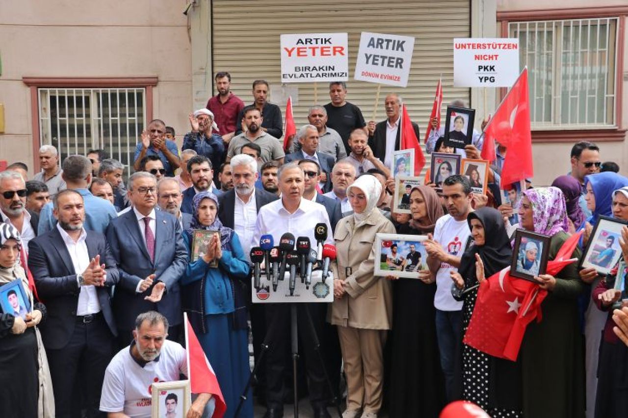 Bakan Yerlikaya, Diyarbakır annelerini ziyaret etti  "Terörün başını ezeceğiz"