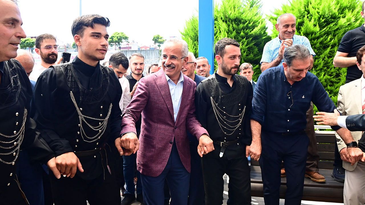 Trabzon'da coşkulu karşılama: Bakan Uraloğlu horon oynadı