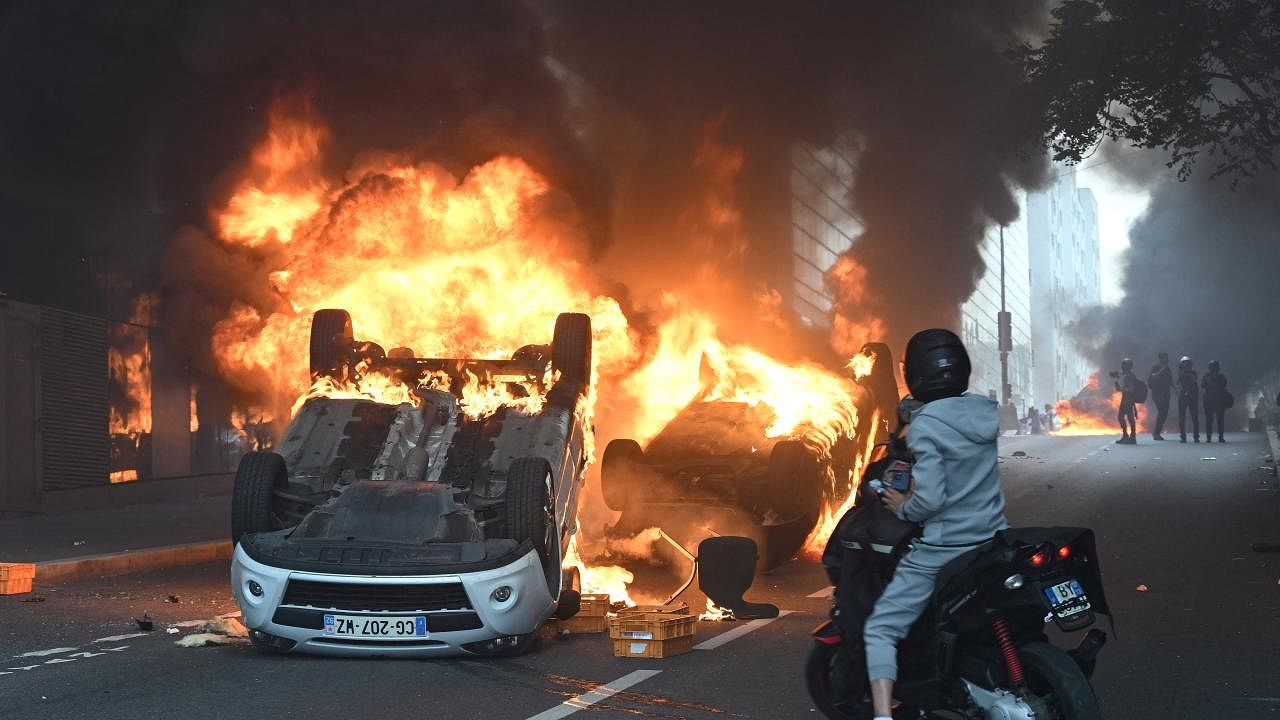 Fransa'da protestolar gece boyu sürdü