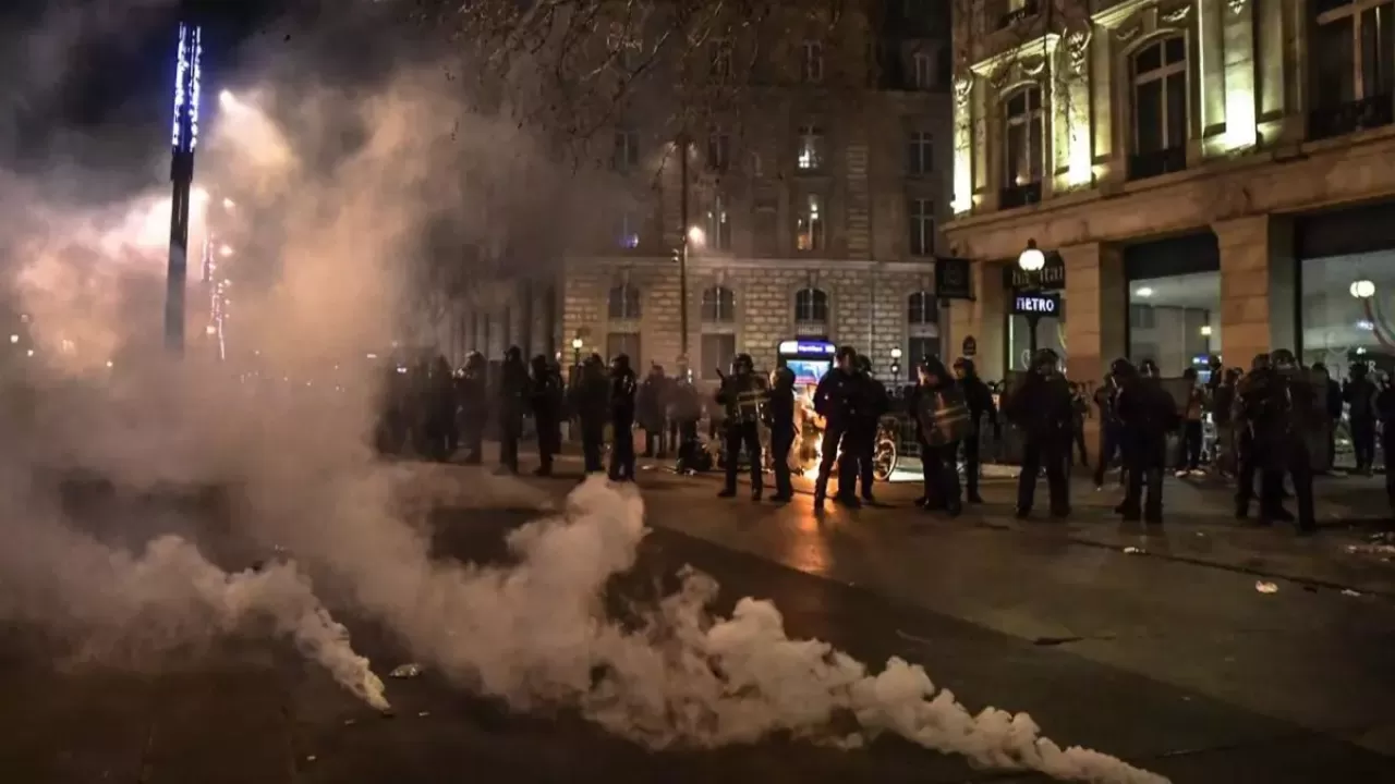 Fransa'da toplu taşıma 21.00'den itibaren yasaklandı