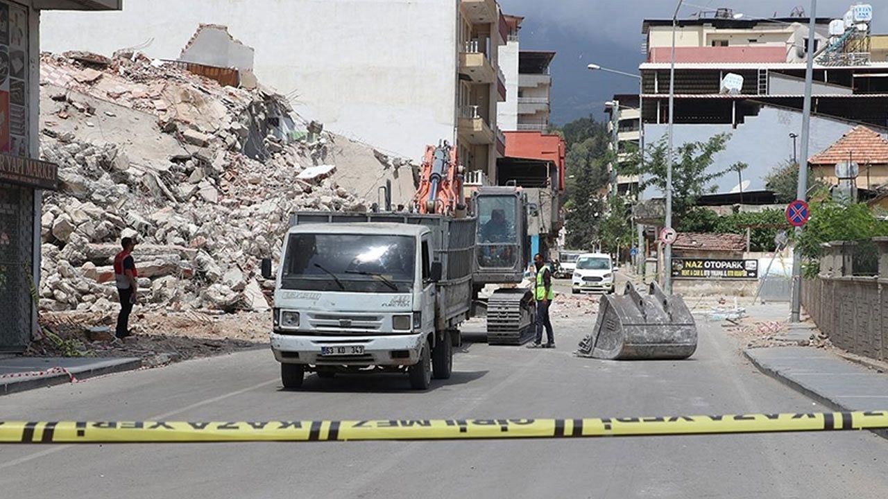 Hatay'da ağır hasarlı 4 katlı bina çöktü