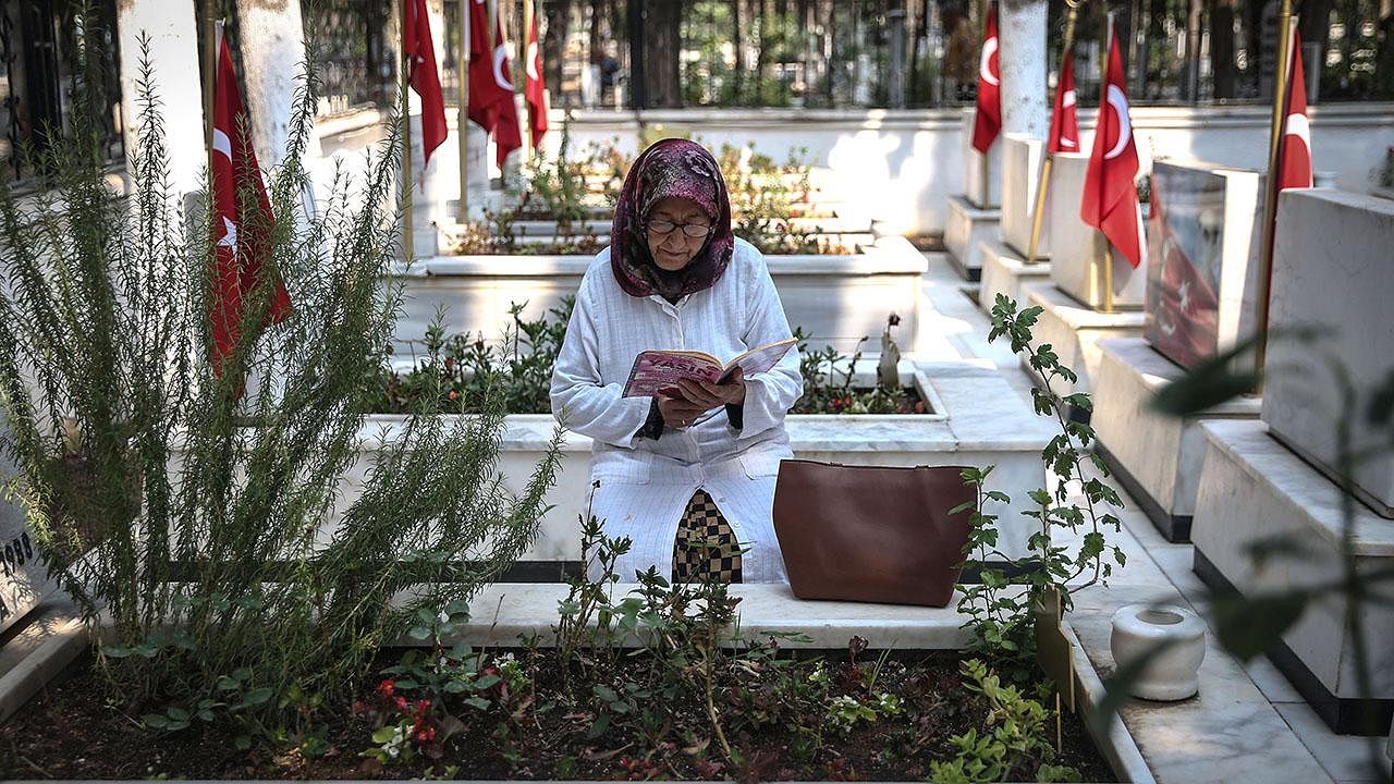 Kurban Bayramı arifesinde şehitlikler ziyaret edildi