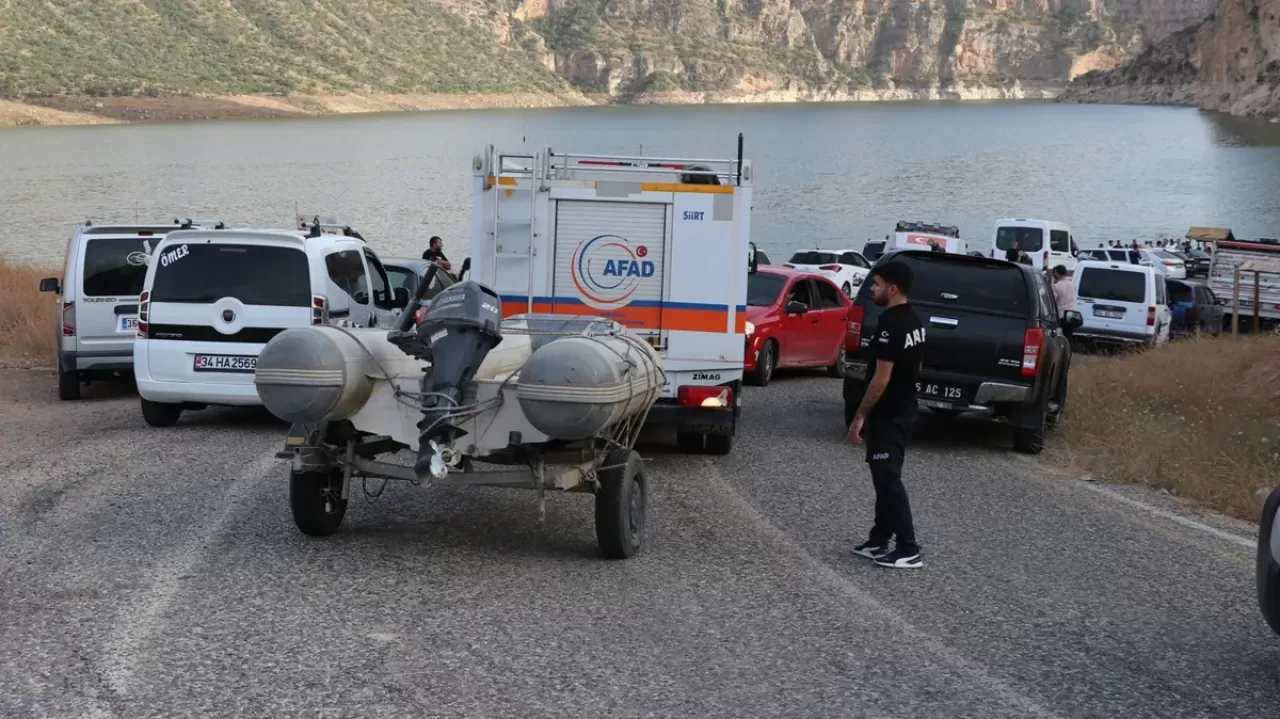 Siirt'te baraj gölünde batan sandaldaki 5 kişi kurtarıldı