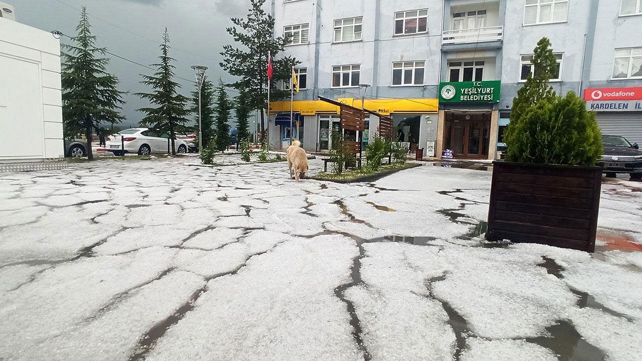 İç Anadolu'da sel, dolu, heyelan! Sokaklar beyaza büründü