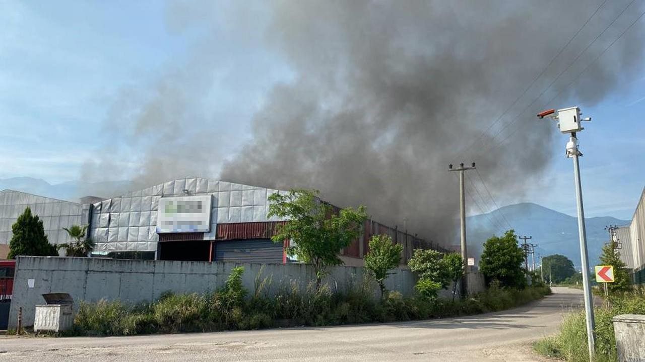 Kocaeli’de geri dönüşüm fabrikasında yangın