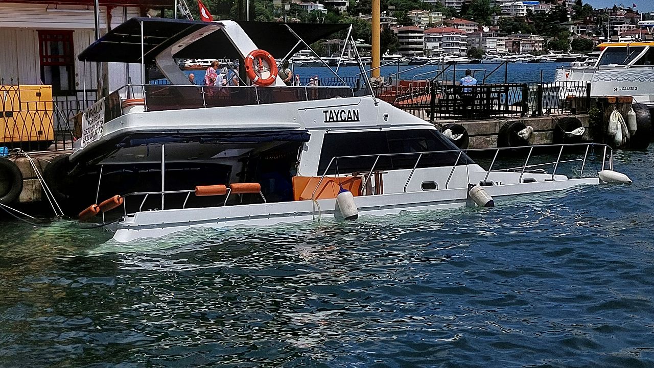 İstanbul Boğazı'nda korku dolu anlar! Su alan yat battı